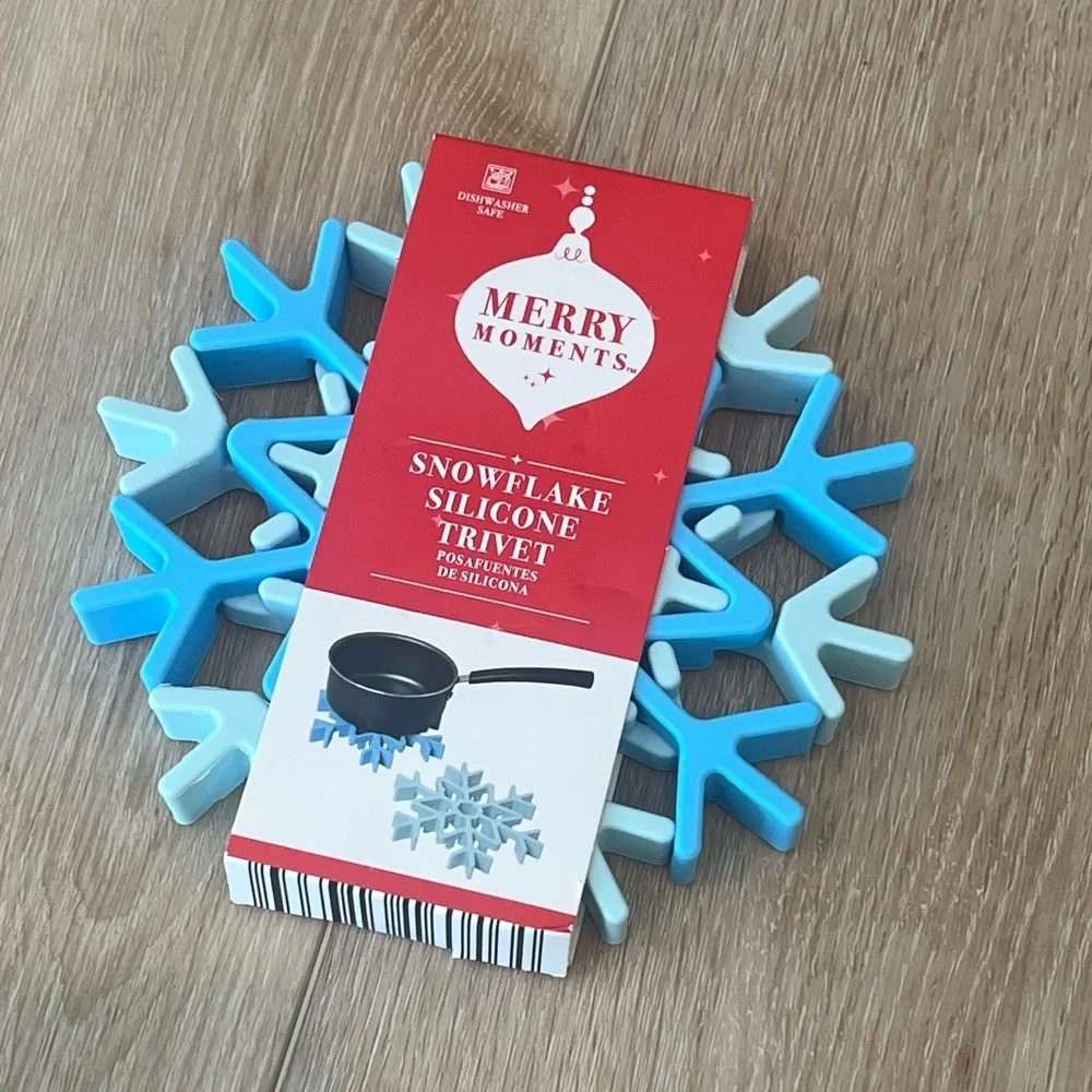 NWT Merry Moments Snowflake Silicone Trivet set of 2